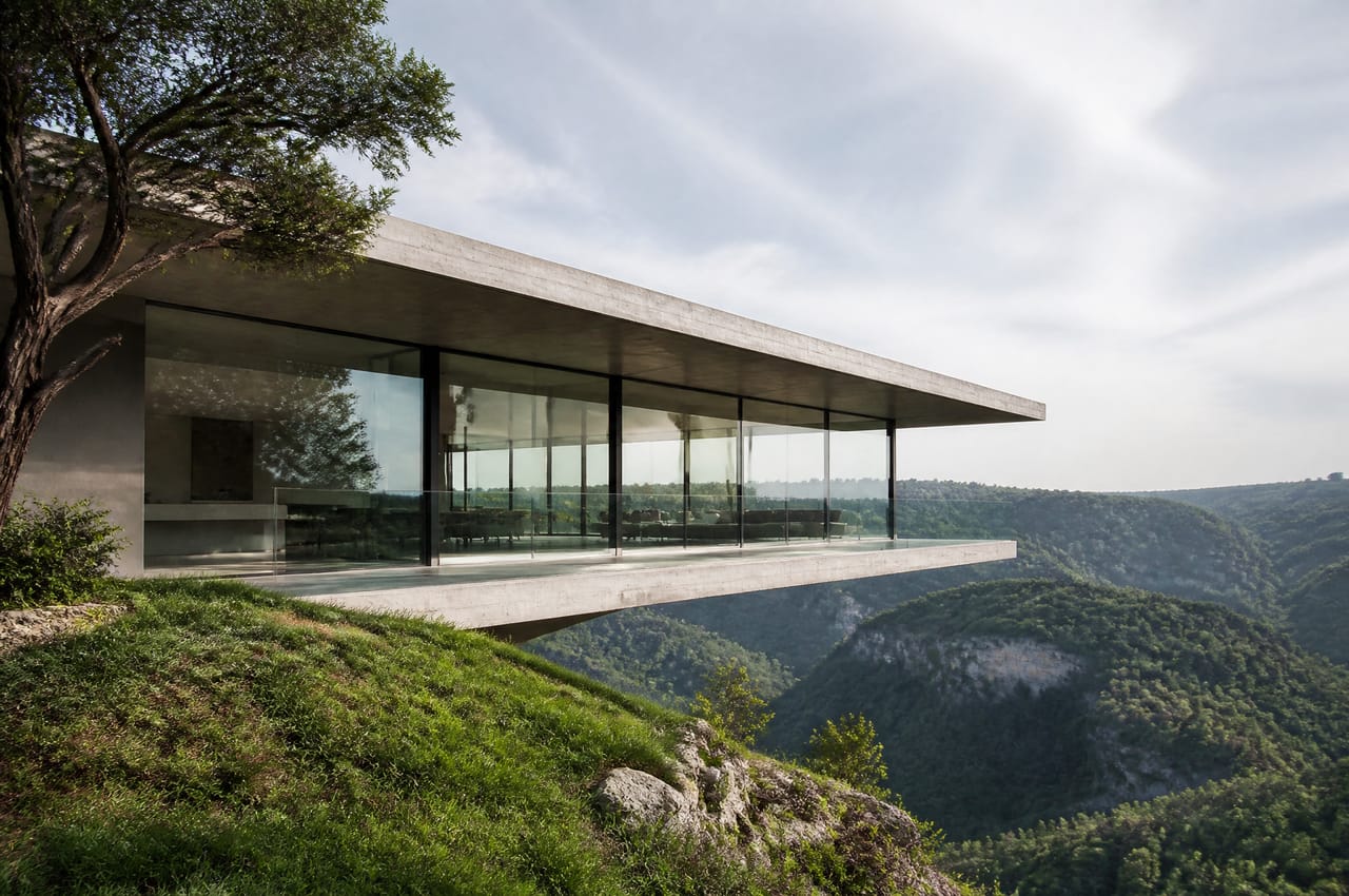 Le Pavillon de Verre : Une architecture contemporaine intégrée dans un environnement arboré.